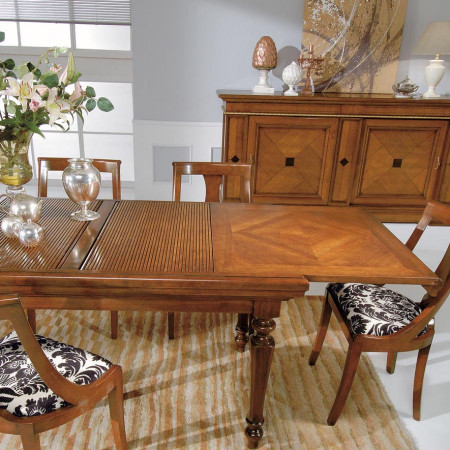 Sala da pranzo classica con tavolo in legno e credenza intarsiata