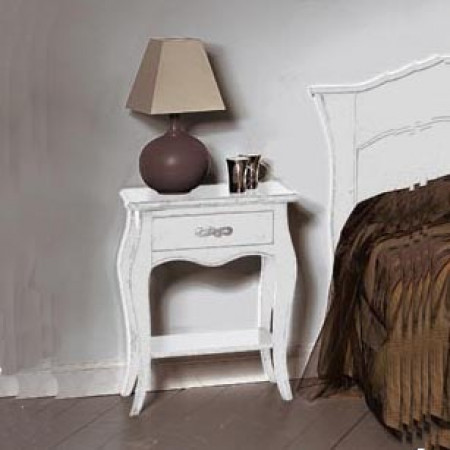 Camera da letto classica, comodino in legno bianco