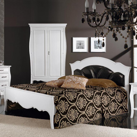 Camera da letto classica in legno bianco con dettagli eleganti