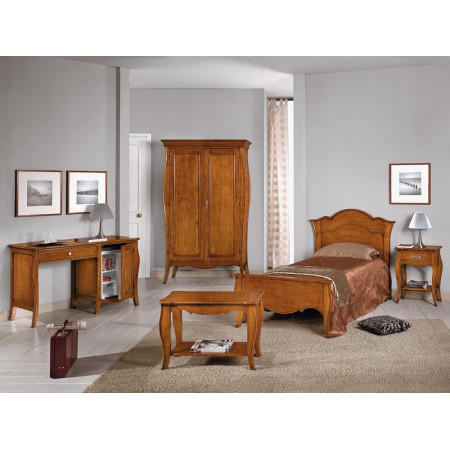 Camera da letto classica in legno con armadio e comodini