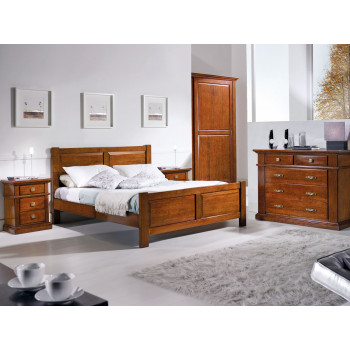 Camera classica da letto in legno, dettaglio del letto