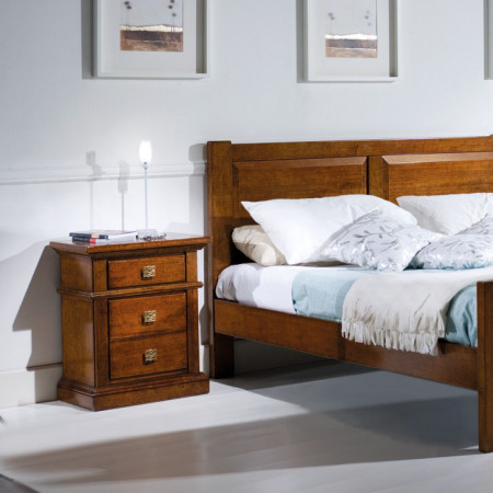 Camera classica da letto in legno con finitura noce