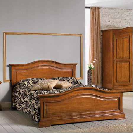 Camera da letto classica sagomata in legno, dettaglio del letto