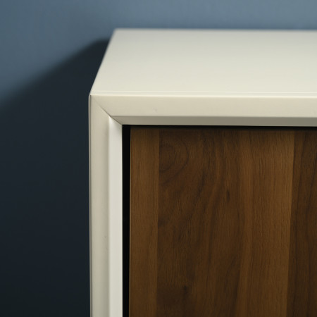 Dettaglio madia moderna 3 ante push-pull, noce canaletto