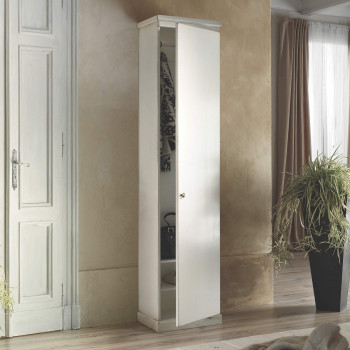 Armadietto guardaroba da ingresso con una porta aperta, dettaglio interno