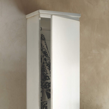 Dettaglio porta armadietto guardaroba ingresso legno