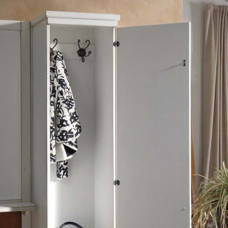 Interno armadietto guardaroba da ingresso con appendini