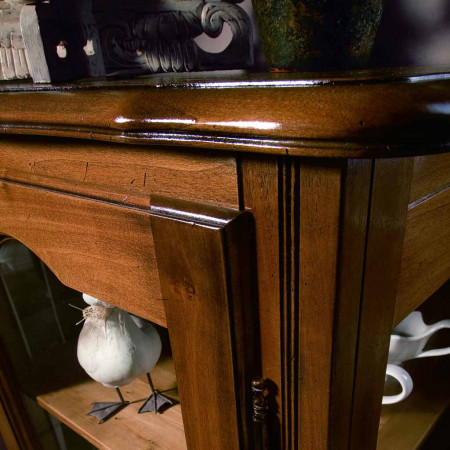 Dettaglio vetrina provenzale con decori intagliati