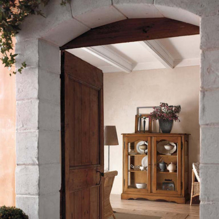 Vetrina provenzale due ante in legno massello ambientata