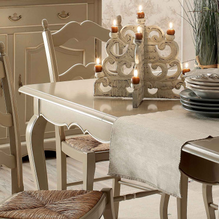 Tavolo allungabile con dettaglio piano legno e fiori