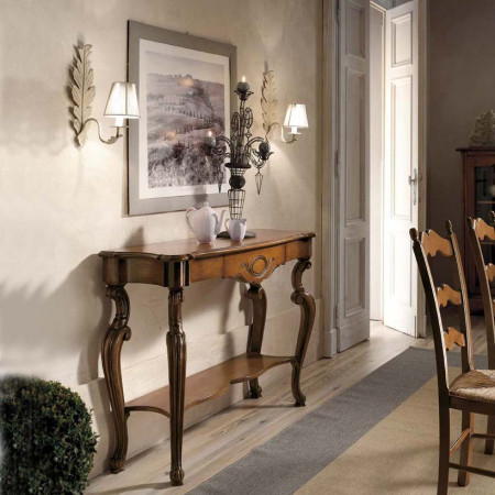 Consolle con gambe intagliate in legno in ambientazione classica