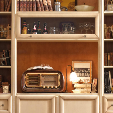 Composizione numero 20, dettaglio ripiano con radio vintage
