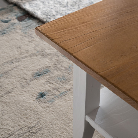 Dettaglio del piano in legno del tavolino rettangolare