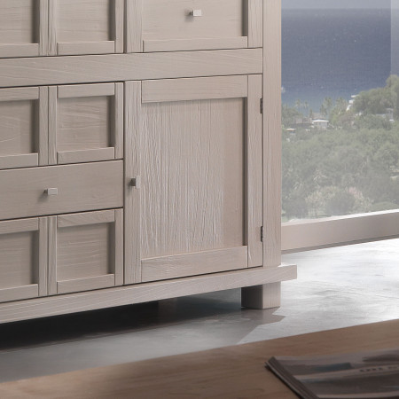 Dettaglio credenza natura con 2 ante e 5 cassetti