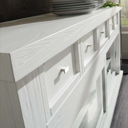 Dettaglio credenza natura con ante scorrevoli in vetro