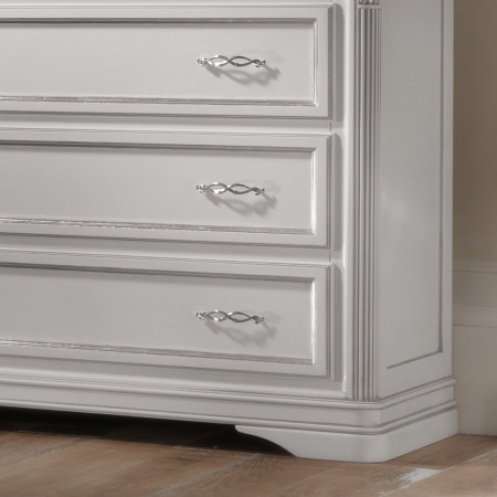Comò classico in legno con cassetti intagliati