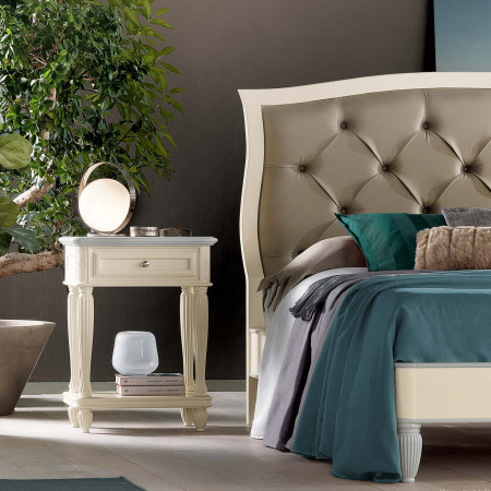 Comodino con 1 cassetto classico, gambe rigate e piano decorativo