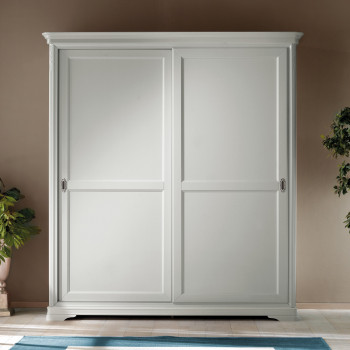 Armadio in legno con due ante scorrevoli, dettaglio zoccolo