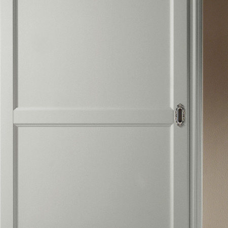 Dettaglio anta armadio in legno con maniglia decorativa