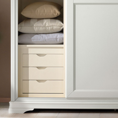Interno armadio in legno con cassettiera e appendiabiti