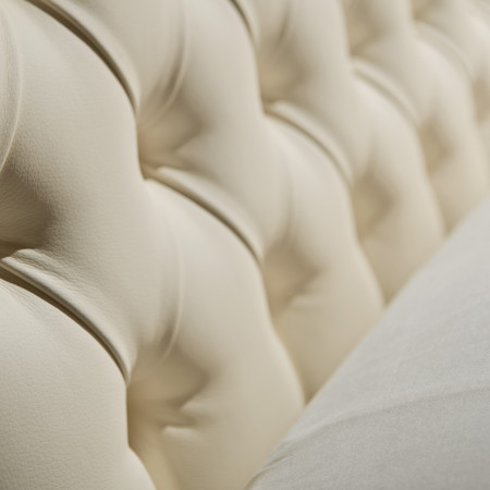 Dettaglio capitonnè testata imbottita letto king size