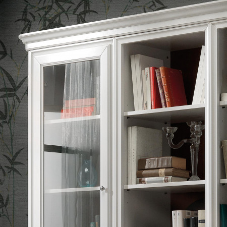 Libreria classica in legno con ante vetro, ripiani decorativi