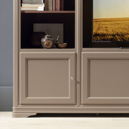 Dettaglio mobile classico porta TV con ante in legno