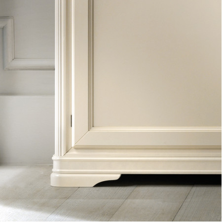 Credenza seicento dettaglio profilo decorativo legno