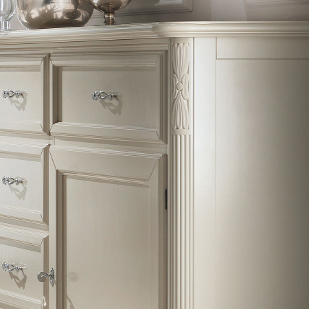 Dettaglio credenza seicento con cassetti incorniciati