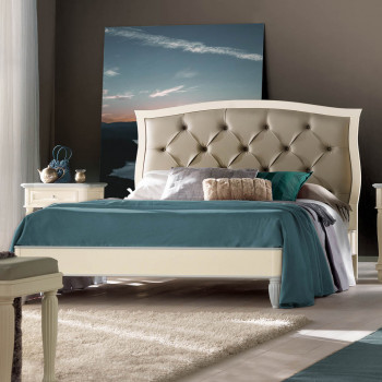 Letto matrimoniale con testata capitonnè e copriletto verde