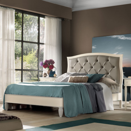 Letto matrimoniale con testata capitonnè, dettaglio legno
