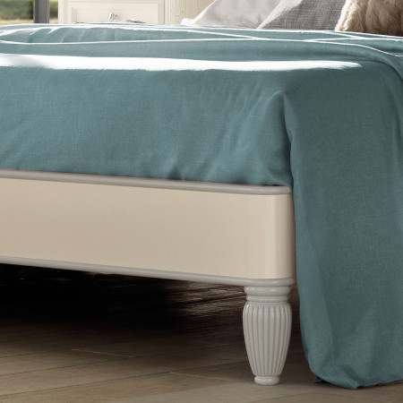 Letto matrimoniale con dettagli di gambe sagomate