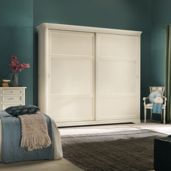 Armadio in legno con due ante scorrevoli, dettaglio ambientato