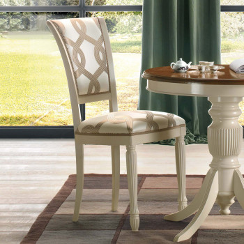 Sedia in legno con seduta imbottita, dettagli intagliati