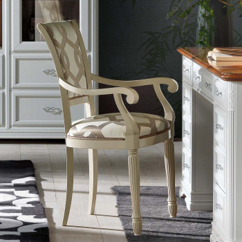 Sedia in legno con braccioli imbottita, dettaglio intagli