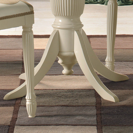 Dettaglio gambone tavolino rotondo con intagli decorativi