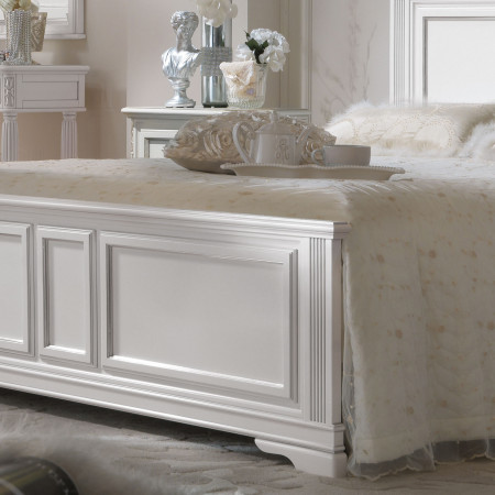 Letto seicento testata sagomata, dettaglio pediera