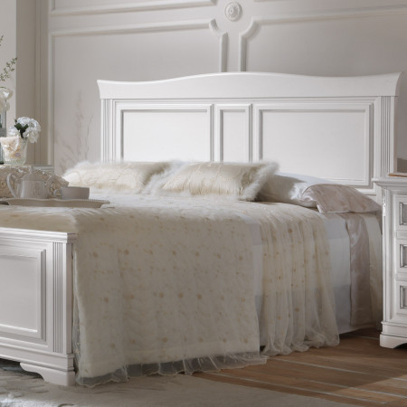 Letto seicento testata sagomata con dettagli intagliati