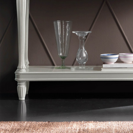 Consolle classica in legno con decorazioni intagliate