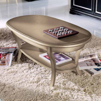 Tavolino ovale con piano in legno su tappeto