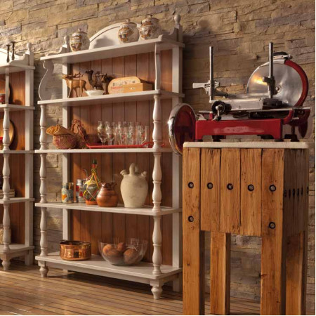 Etagere country con torniti, ripiani e colonnine