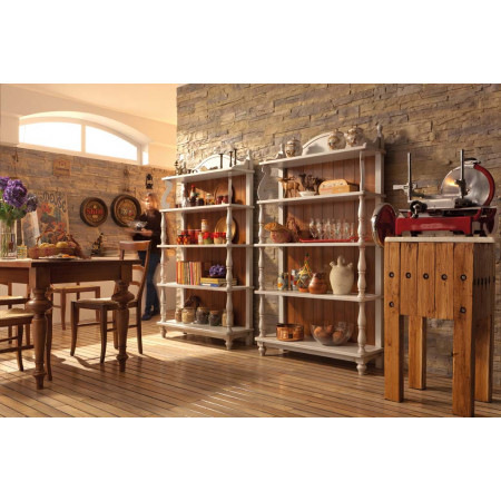 Etagere country con torniti, dettaglio scaffali e decorazioni