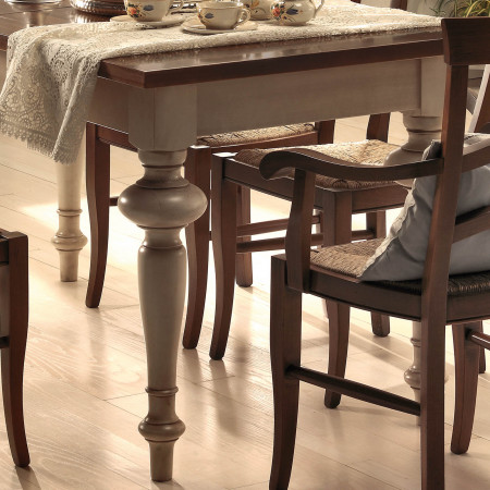Dettaglio gambe tornite tavolo allungabile legno