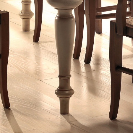 Tavolo con gambe tornite, dettaglio in legno chiaro