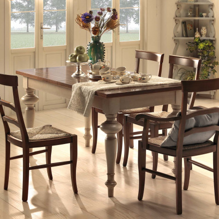 Tavolo con gambe tornite in legno ambientato