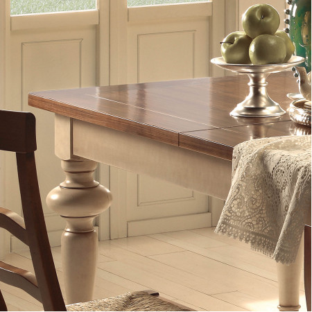 Tavolo con gambe tornite, dettaglio del piano in legno