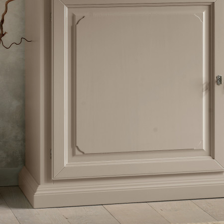 Credenza settecento dettaglio anta liscia