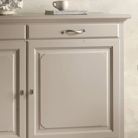 Dettaglio credenza settecento 2 ante 2 cassetti