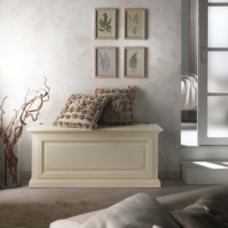 Cassapanca settecento con dettagli intagliati e cuscini decorativi