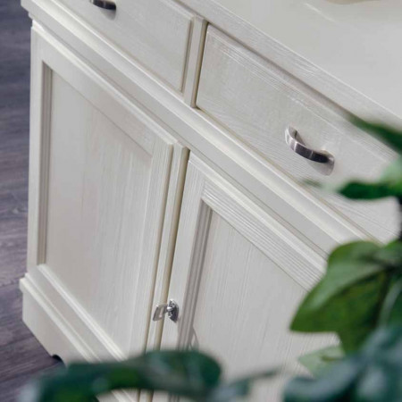 Credenza country con dettaglio maniglie moderne